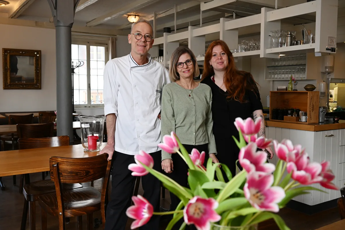 Karin und Alexander Gasser mit Tochter stehen im Restaurant Nussbaum in Effretikon.